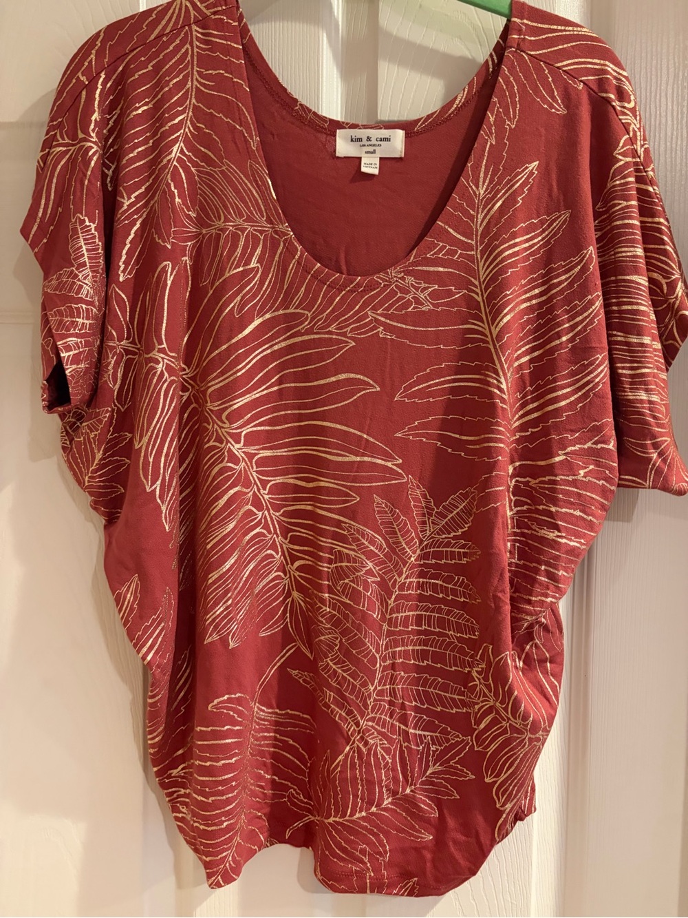 Kim & Cami Women's Rust Leaf Gold Print Scoop Neck Top-Medium